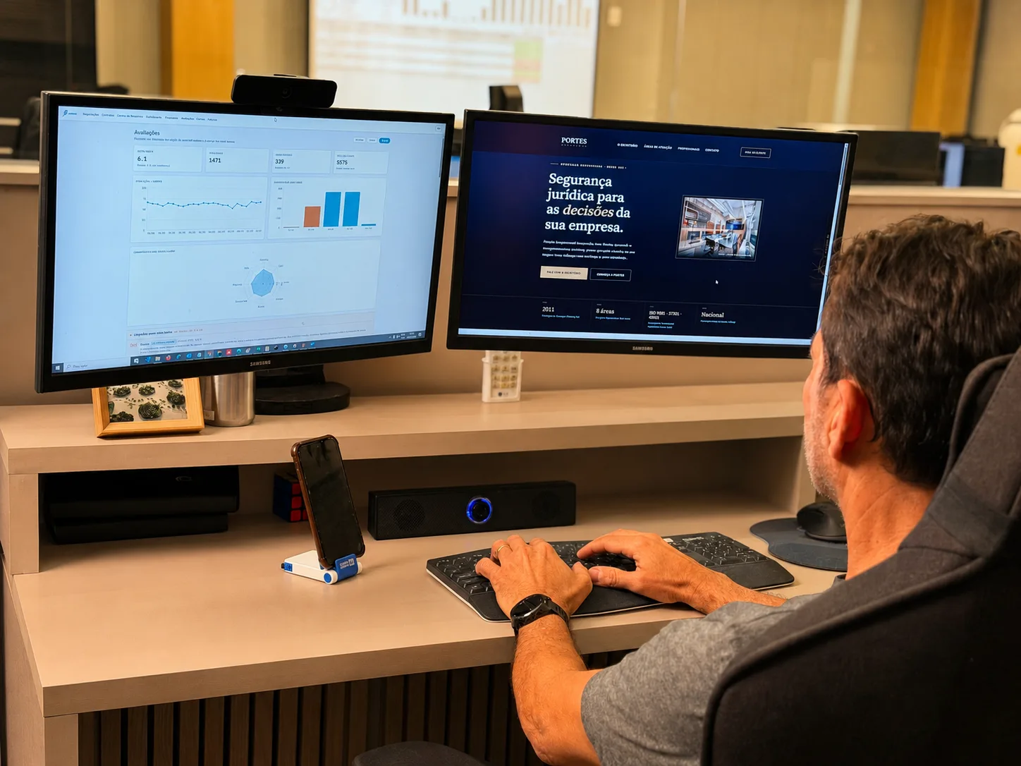 Analista da Portes AGI acompanhando indicadores e o site do grupo