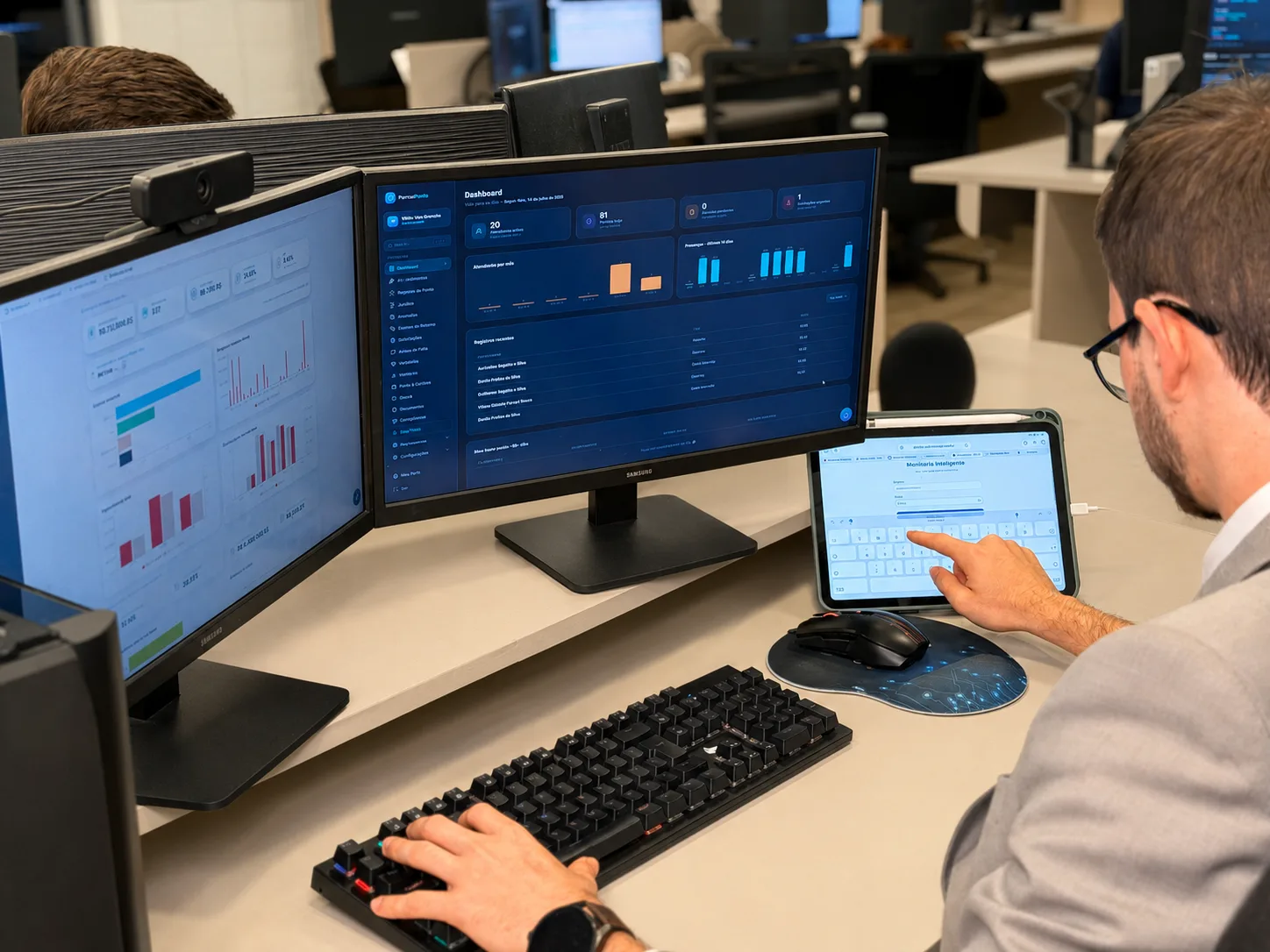 Equipe da Portes AGI monitorando dashboards de operação em múltiplas telas